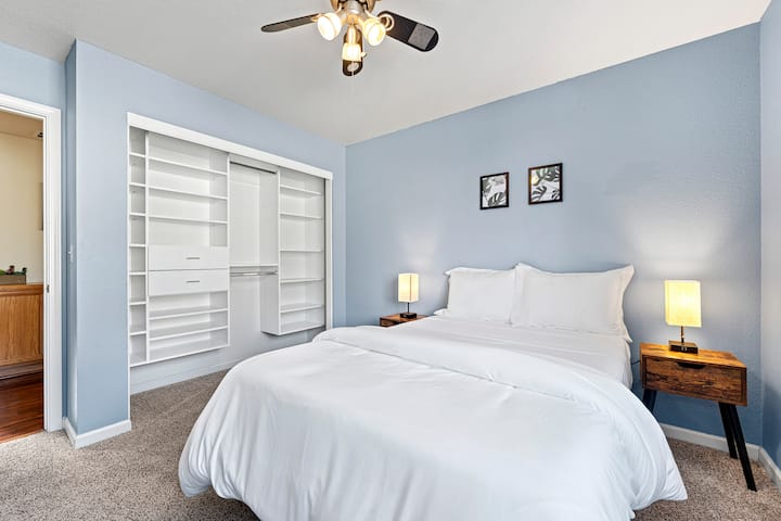 النوم براحة وأناقة! تحتوي غرفة النوم المريحة هذه على سرير كبير فاخر وإضاءة ناعمة وخزانة واسعة مدمجة لجميع ضرورياتك. ملاذ هادئ لإقامة مريحة...