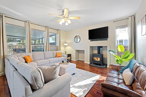 Sunroom Spa Ping Pong Pool Table Fireplace & BBQ