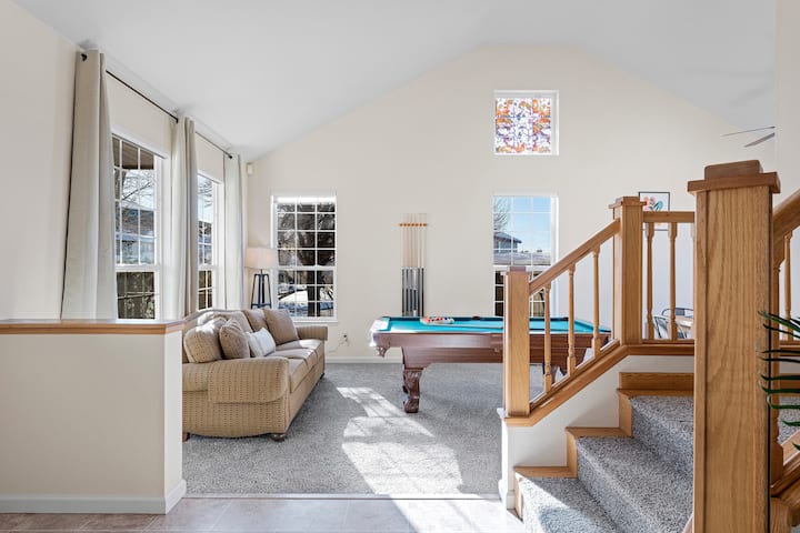 مع وجود طاولة بلياردو في غرفة عائلتنا، لن تنفد أنت ومجموعتك من الأشياء التي يمكنك القيام بها أثناء إقامتك معنا في منطقة رينو تاهو.