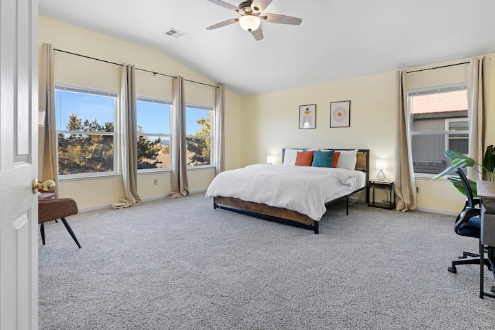 استمتع بغرفة النوم الرئيسية الفسيحة التي تحتوي على سرير كينج وحمام داخلي ومساحة عمل مخصصة وزاوية للقراءة.