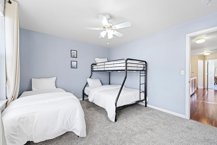 تحتوي غرفتنا المكونة من طابقين على سرير مزدوج (كامل) وسريرين متماثلين.