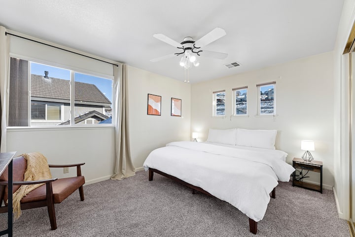 استمتع بالليالي المريحة في غرفة النوم الهادئة في الطابق العلوي، التي تتميز بسرير كينج فاخر وظلال تعتيم لتجربة النوم المثالية. مثالية لإعادة الشحن بعد يوم من المغامرة!