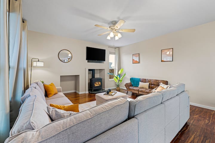 Ingia kwenye mapumziko yenye starehe na maridadi yaliyoundwa kwa ajili ya mapumziko! Sebule hii inayovutia ina sehemu nzuri, meko yenye joto na televisheni maridadi kwa ajili ya usiku wa sinema. Mwangaza wa asili, mapambo ya kisasa na vivutio mahiri huunda sehemu nzuri ya kupumzika na kuungana.