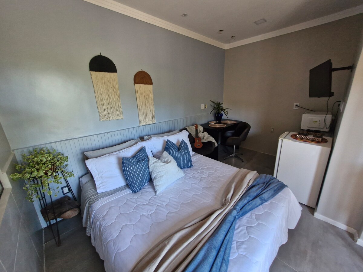 Вдъхновен от океана голям апартамент с прохладни, светли цветове, съчетаващи се с топъл плажен декор в стил Boho Chick!
Странична маса за домашен офис,  минибар за напитки  и поддръжка на чаши за бързо хранене и смарт телевизор за Netflix!