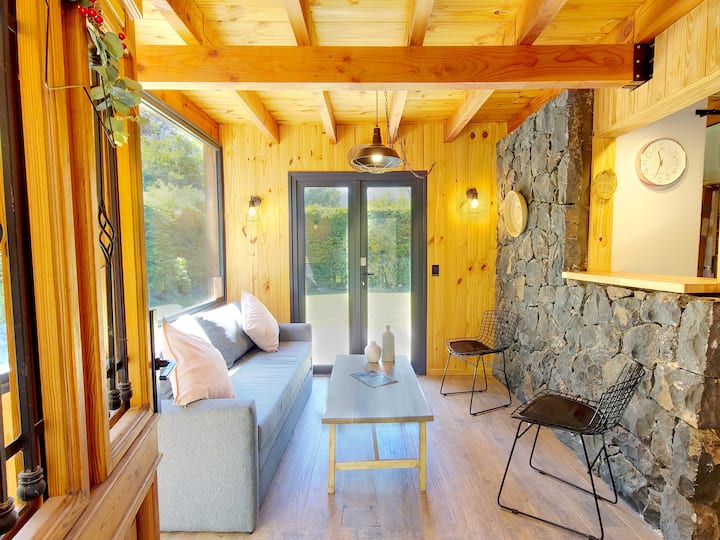 Cálida Cabaña Moderna Con Vista A Cerros Y Jacuzzi - Villa La Angostura