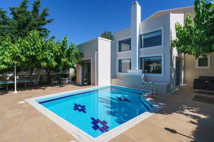 Family villa w/BBQ & Private Pool 6km from Beach
