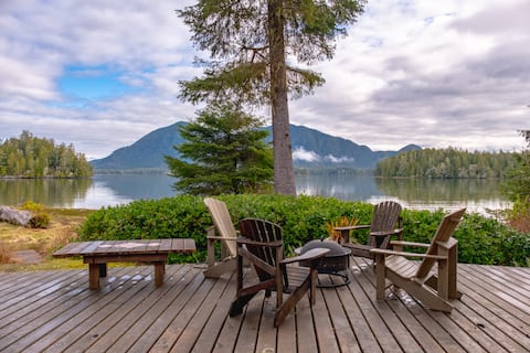 Nature's Edge Guest House-Waterfront with Hot Tub