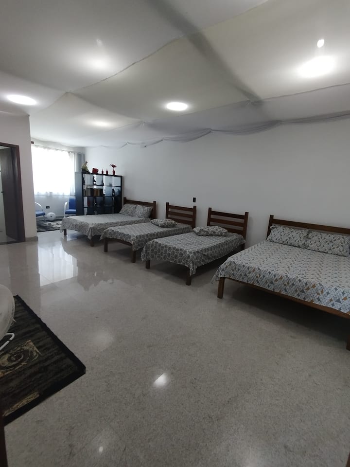 Vitanda 2 vya watu wawili na vitanda 2 vya mtu mmoja, bafu la chumba na chumba cha kusomea