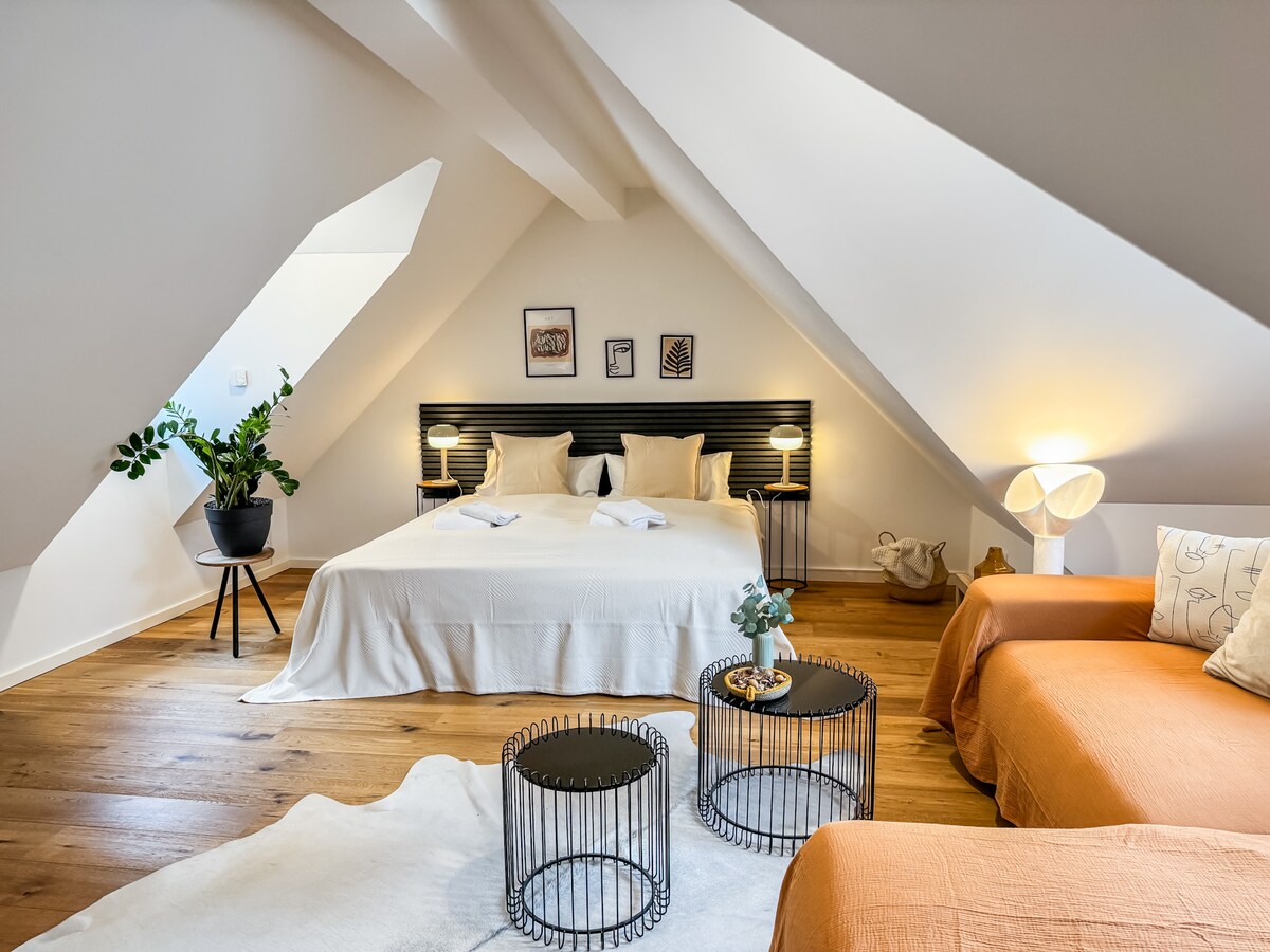 Chumba cha 1 cha kulala - kama vyumba vyetu vyote vya kulala vilivyo na kitanda cha sanduku cha chemchemi kutoka kwenye mahitaji ya hoteli kwa ajili ya starehe kamili ya kulala.