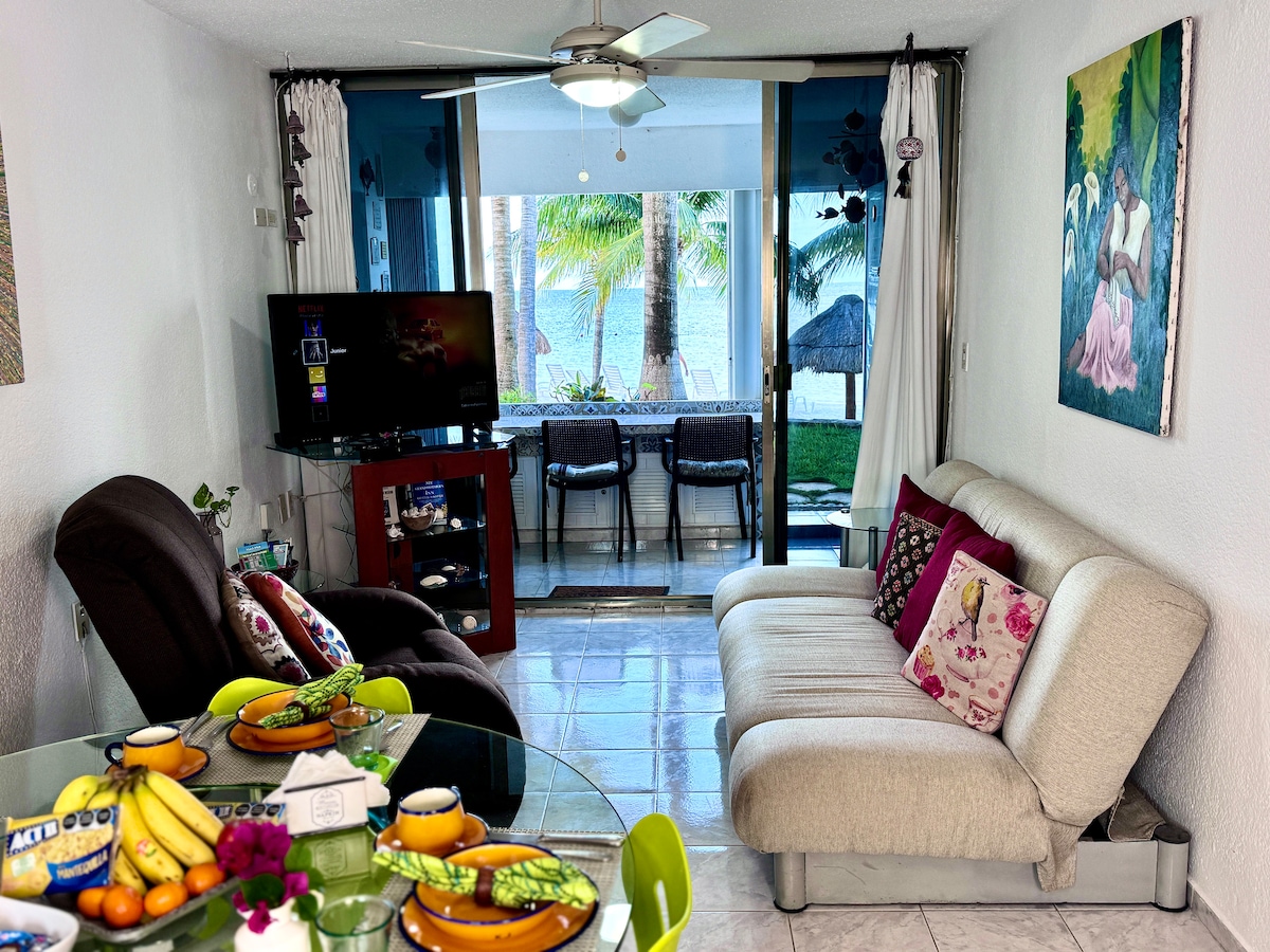 Anuncio de Airbnb popular: Beachfront | King Bed | On the Beach | Pool en Zona Hotelera