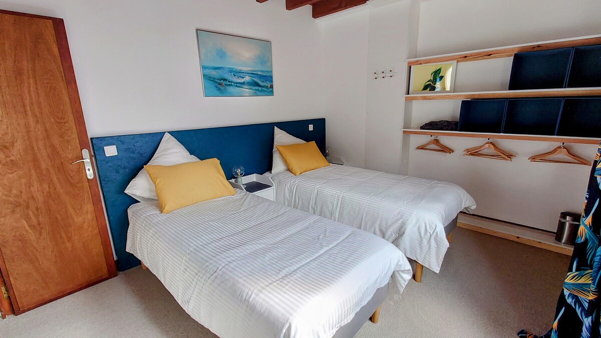 Източна спалня - и двете спални могат да бъдат конфигурирани като двойно легло или две единични легла, уведомете ни какво предпочитате 