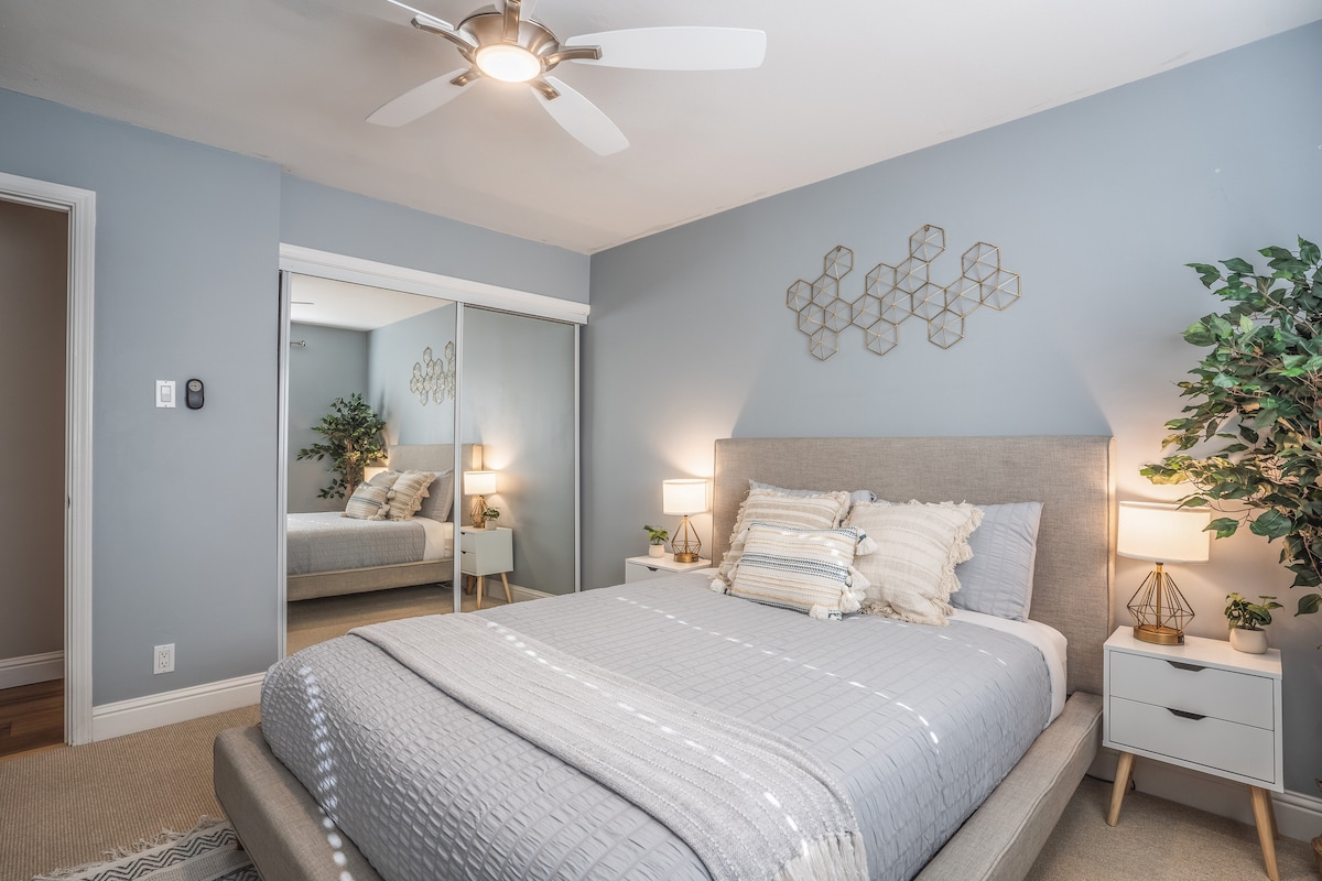 Get a good night’s sleep on the comfortable queen bed in the second bedroom. 
