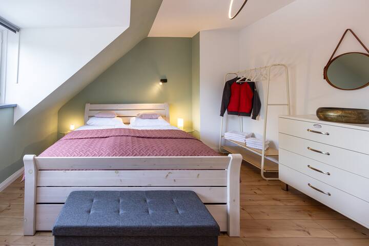 เตียงใหญ่ 180 x 200 ซม.