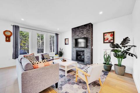 4 BR | Luxury Modern Getaway home in West Bedford