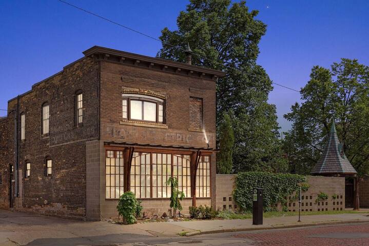 Blacksmith House @ US Bank Stadium | Top 1% Airbnb gallery image 5