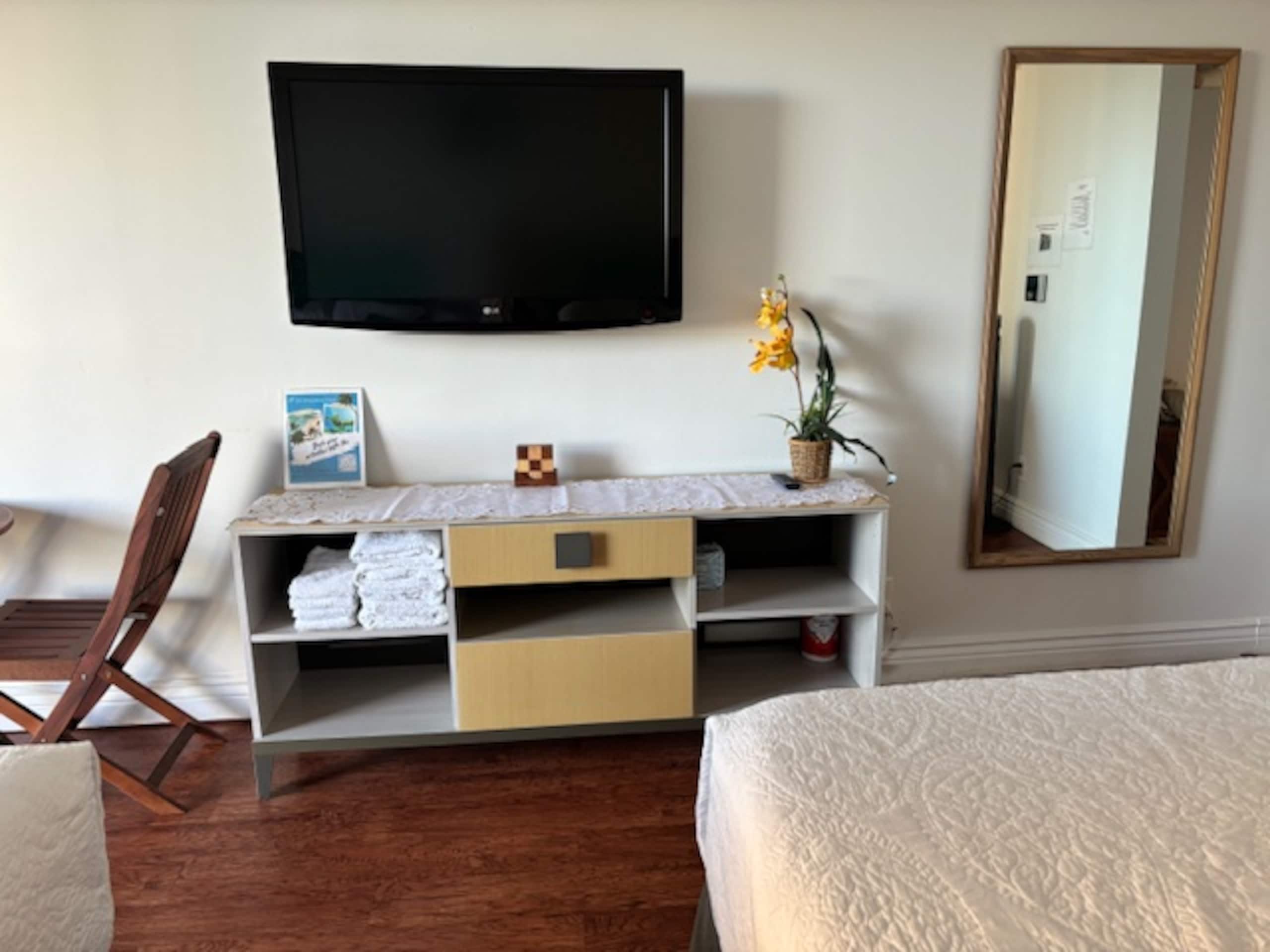 Condo in Honolulu · ★4.63 · Studio · 2 beds · 1 shared bath - Image 4