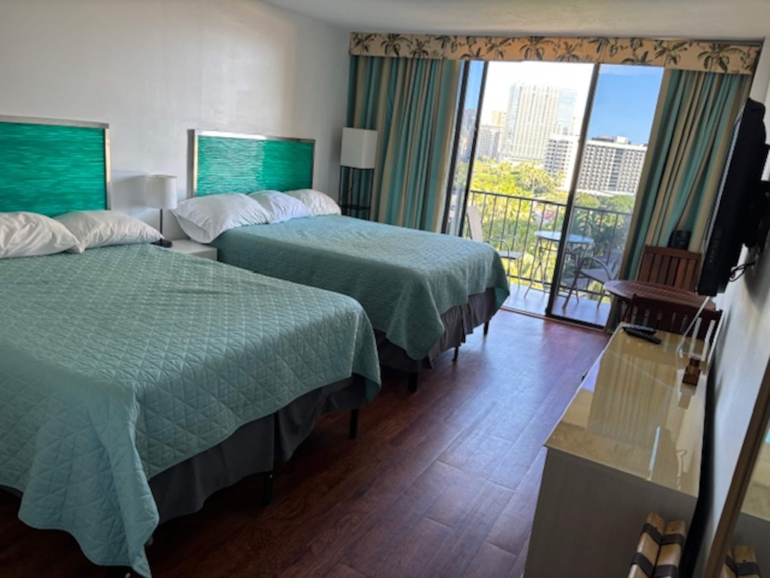 Condo in Honolulu · ★4.63 · Studio · 2 beds · 1 shared bath - Image 7