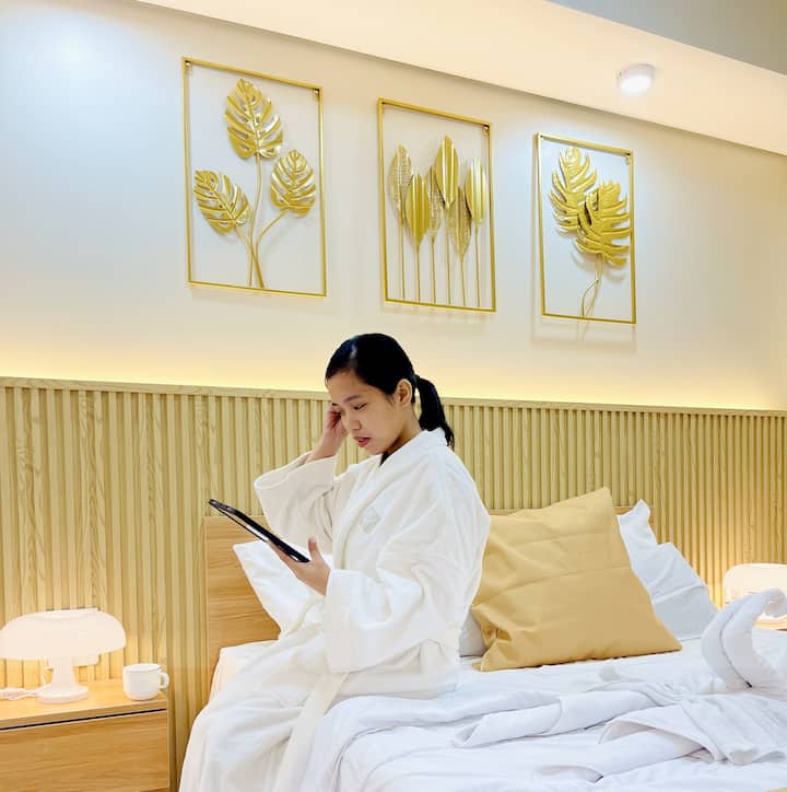 Toplo pozadinsko osvjetljenje stvara savršeno raspoloženje - bilo da se opuštate nakon dugog dana ili uživate u ugodnoj večeri u zatvorenom prostoru. 