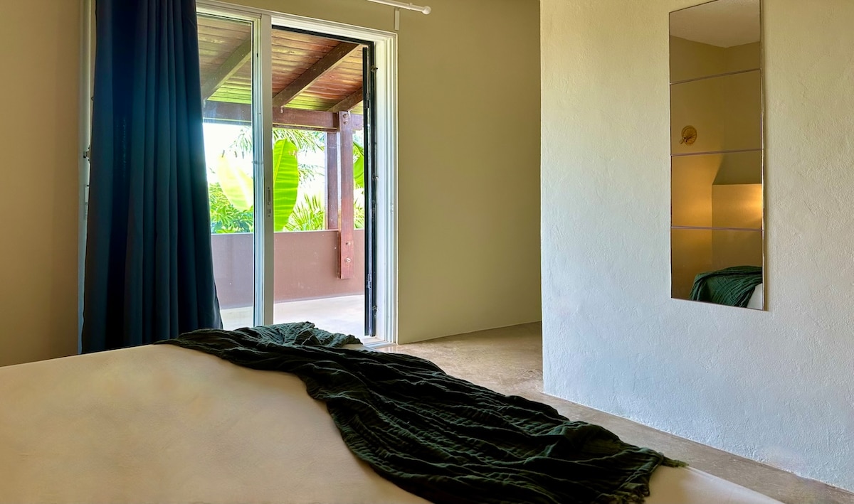 第二间卧室配有一张舒适的标准双人床、自然装饰和一扇通往隐藏式露台的玻璃门，并与第三间配有一张双层床的小卧室相连。