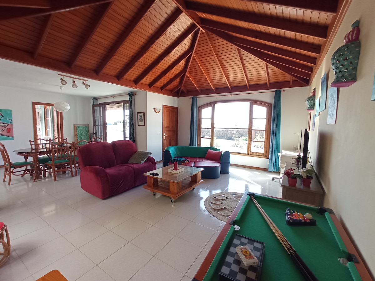 Top Airbnb: A bright villa in Playa Blanca with a terrace and barbecue grill in Yaiza