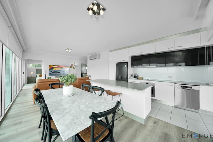 HUGE 3Bdrm Apartment @ Story Kangaroo Point gallery image 2