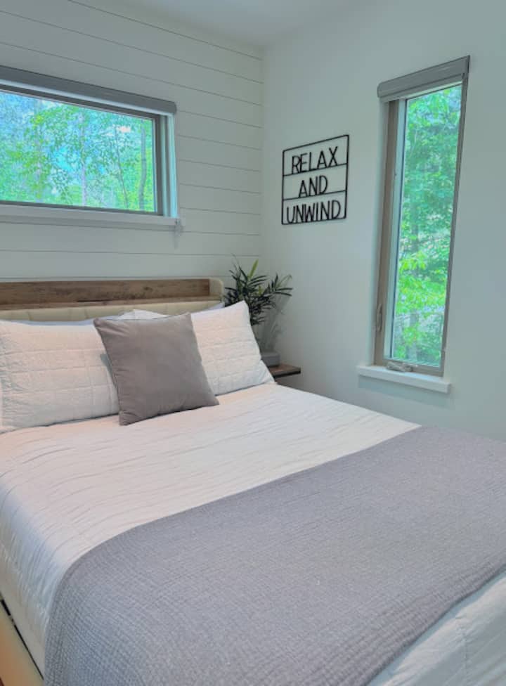 Kitanda kamili kilicho na droo za kuhifadhi kwenye ghorofa kuu. Fungua mpango wa sakafu; si chumba tofauti cha kulala. 