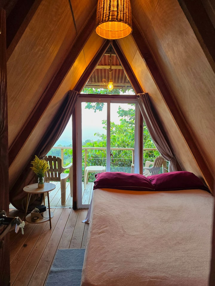 Მარტივი და მყუდრო ინტერიერი პირველადი საჭიროების ნივთებით, რომ თავი კომფორტულად იგრძნოთ ბუნების წიაღში. Ოთახიდან შესანიშნავი ხედი იშლება.