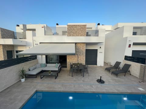 Beautiful Villa with private swimming pool for 6 people