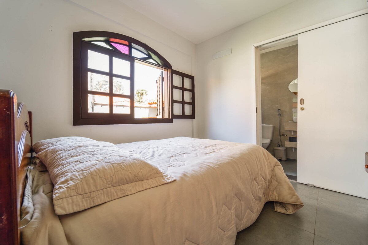 Dormitorio 2 con 1 cama doble + aire acondicionado + armario + ventilador de techo. Es una suite.