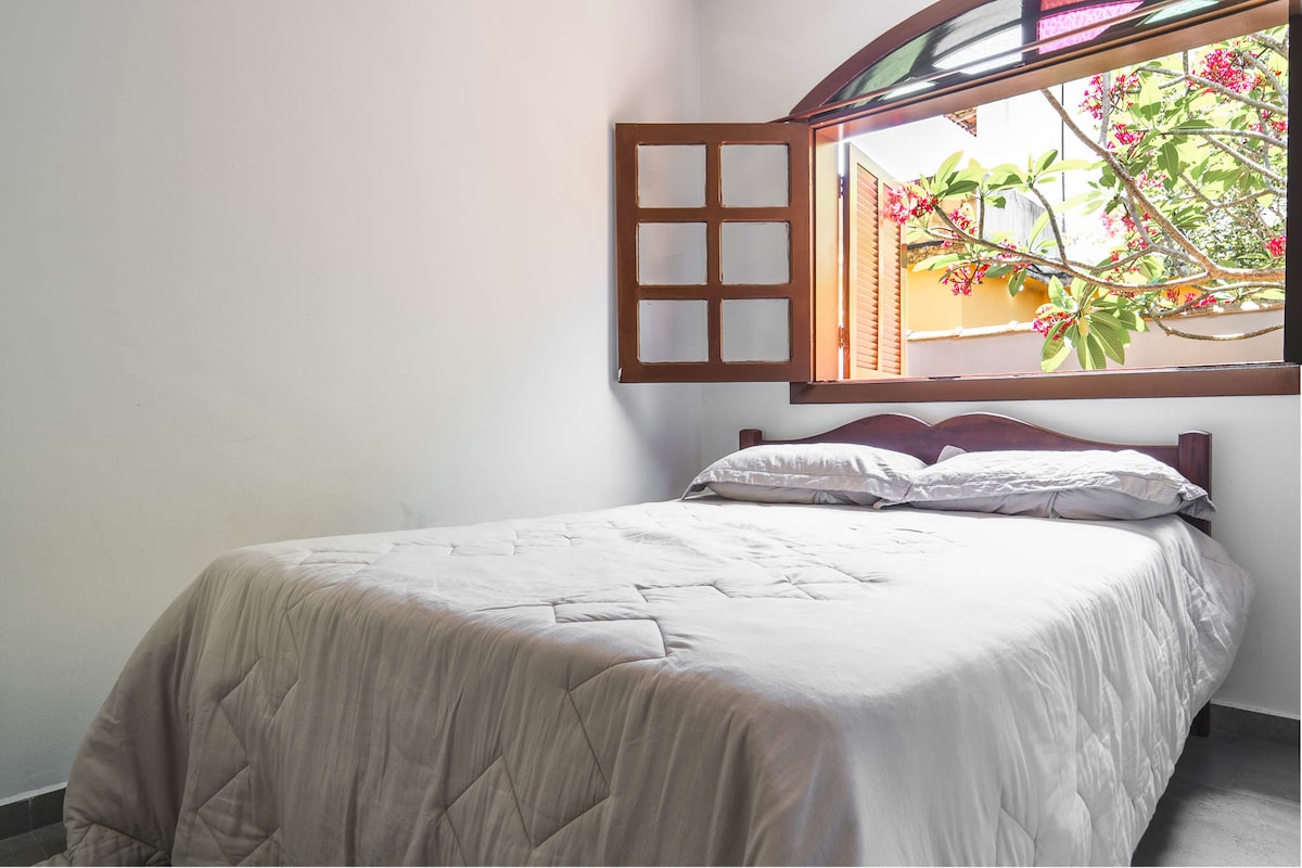 El dormitorio 1 se encuentra dentro de la casa.