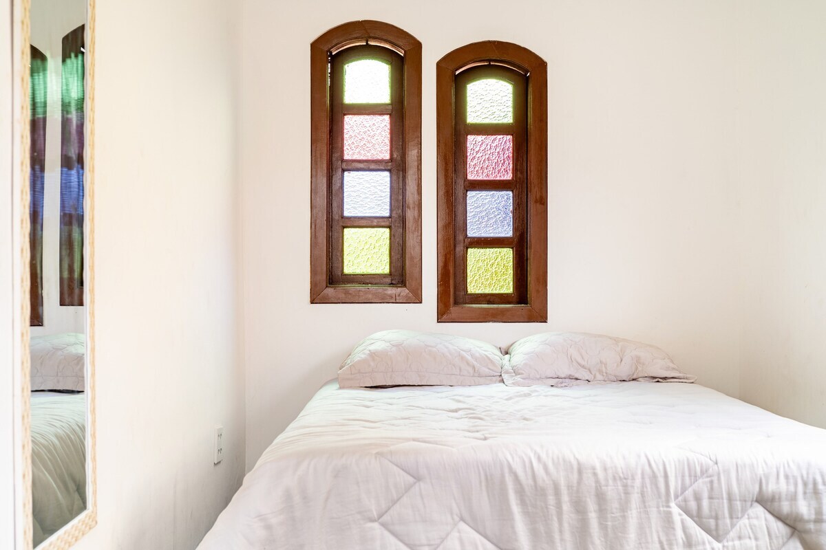 Dormitorio 4 con aseo, cama doble, ventilador de techo y aire acondicionado.