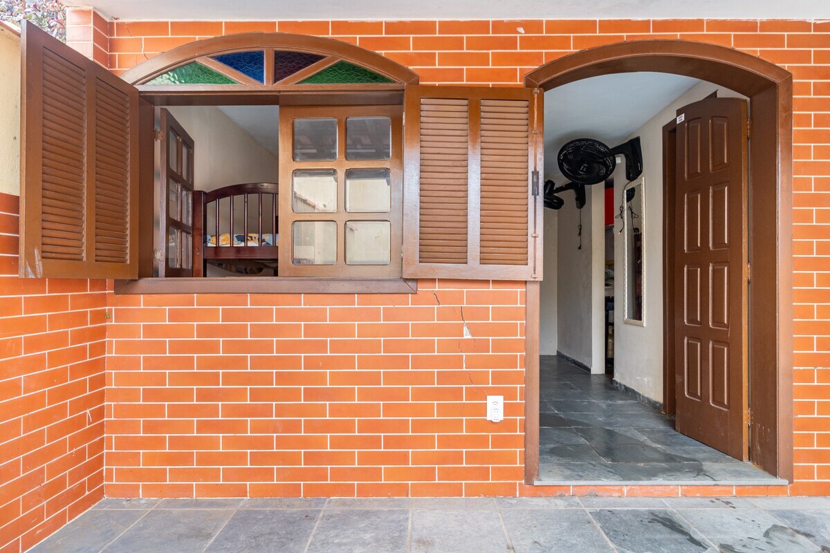 Dormitorio 3 con 2 camas dobles + individuales + aire acondicionado. Es una suite.