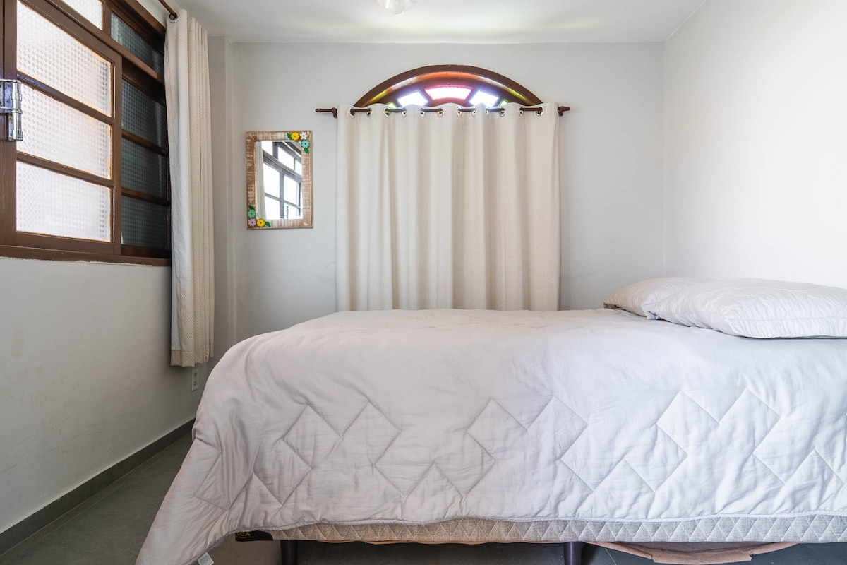 Dormitorio 6 con cama doble, aire acondicionado y ventilador de techo. Está en el segundo piso de la casa.