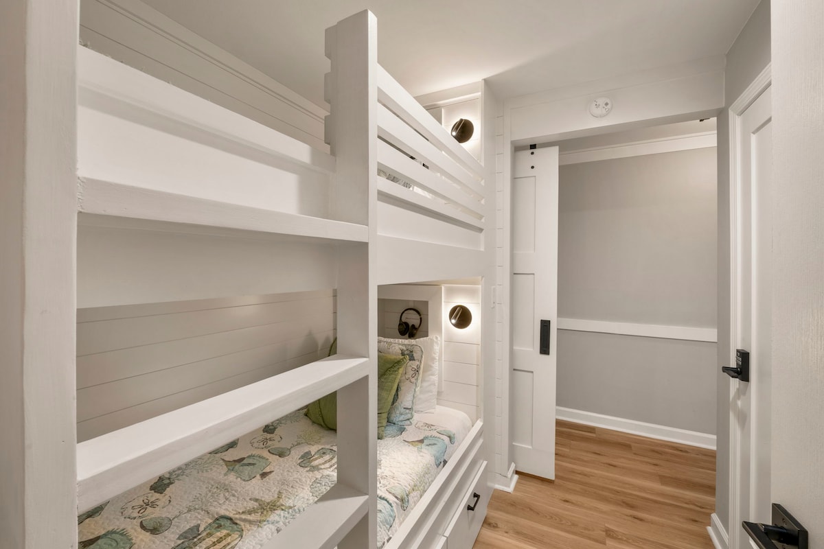 Pacha juu ya Twin Bunks na droo yako mwenyewe kwa ajili ya kuhifadhi katika chumba hiki cha kujitegemea cha ghorofa. Kila kitanda kina taa ya kusoma, televisheni tofauti, Kituo cha Kuchaji na Headphones zisizo na waya.