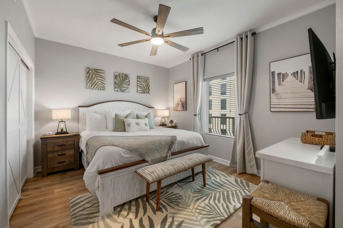 Ingia kwenye chumba kikuu cha kulala baada ya siku ndefu, ukisalimiwa na kitanda cha kifahari cha ukubwa wa kifalme. Chumba hicho kimebuniwa kwa mchanganyiko kamili wa starehe na mtindo, na kuunda oasis tulivu ambayo inakuomba upumzike na kukumbatia utulivu.