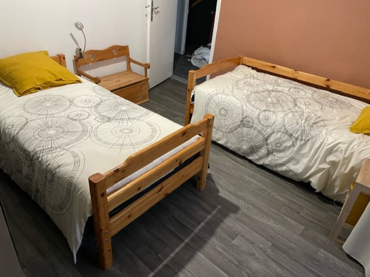 секој кревет е опремен со кревет, ламба и приклучок.