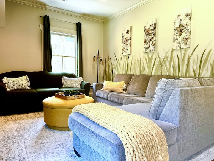 Уютният медиен лофт на горния етаж включва разтегателен диван с двоен размер.