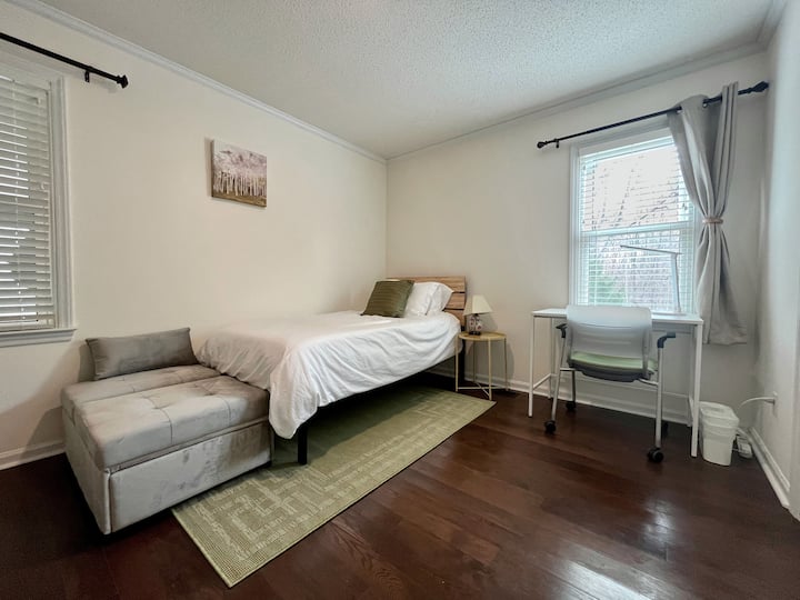 シングルベッドに加え、デイベッドに広がるボーナスオットマンをご用意しています。 デスクには仕事や読書スペースがあります。