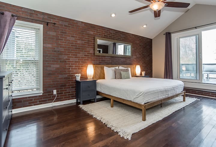 キングサイズのベッドでゆっくりとお休みください。 晴れた日は、メインの寝室のすぐそばにある屋上のサンポーチで楽しむことができます。 暗い色合いをして部屋を閉じて、落ち着いて眠りましょう。
