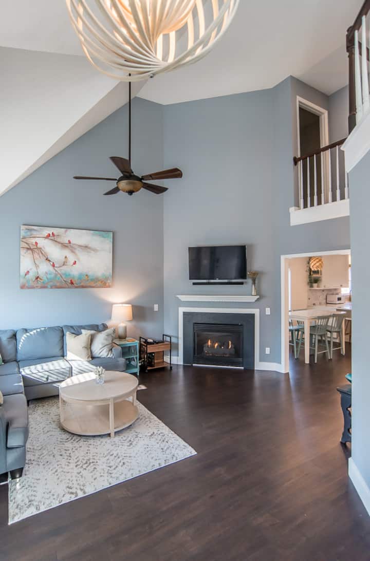 広々としたソファとテレビを備えた居心地の良いリビングルームでリラックスしてください。 ガス暖炉の雰囲気をお楽しみください。