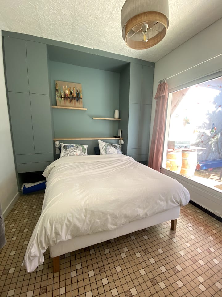 غرفة النوم رقم 2: سرير مزدوج وواسع، 160 سريرًا مع مساحات تخزين كبيرة ونافذة كبيرة تطل على التراس والحديقة