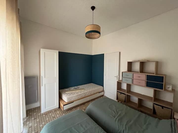 غرفة النوم 1: ثلاثية مع 3 أسرّة مفردة (أو سريرين متماثلين مجمعين في سرير بحجم كوين) وإمكانية الوصول المباشر إلى التراس والحديقة. 