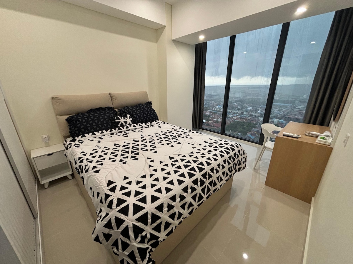 Doživite miran san u našoj spavaćoj sobi s visokim stropom, savršenoj za opuštanje nakon napornog radnog dana.