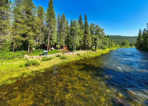 Moyie River Log Cabin, Hot Tub & Bunkhouse!