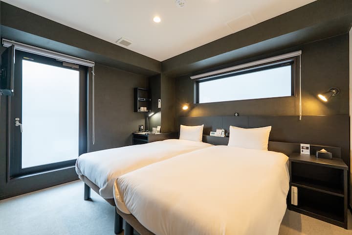 Dvokrevetna soba s 2 spojena jednostruka kreveta.Čest izbor gostiju koji putuju s obitelji.