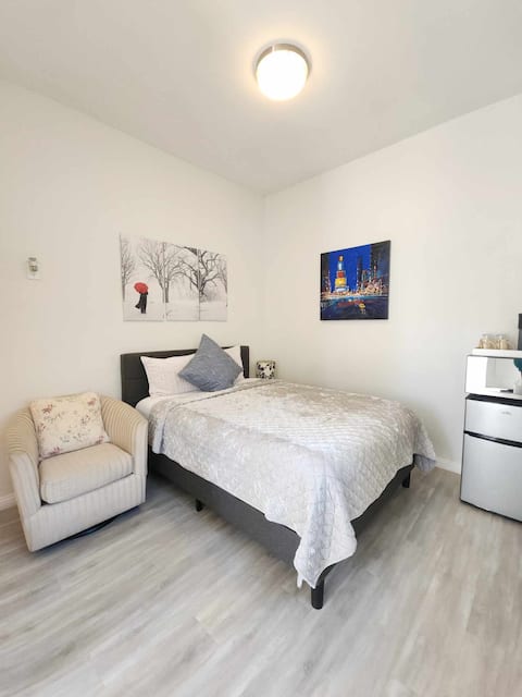 Budget-Friendly Cozy Private Guestroom &Bath in OC