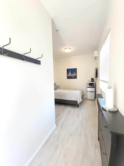 Top Airbnb: List J- Budget-Friendly Cozy Private Guestroom in Midway City