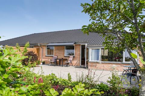 House close to playground footpaths and dogforest.
