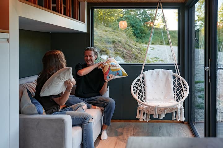 Një hapësirë e ngrohtë dhe mikpritëse e krijuar për rehati, të qeshura dhe kohë cilësore së bashku.