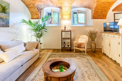Top performing Airbnb: Antica Dimora in San Felice Del Benaco